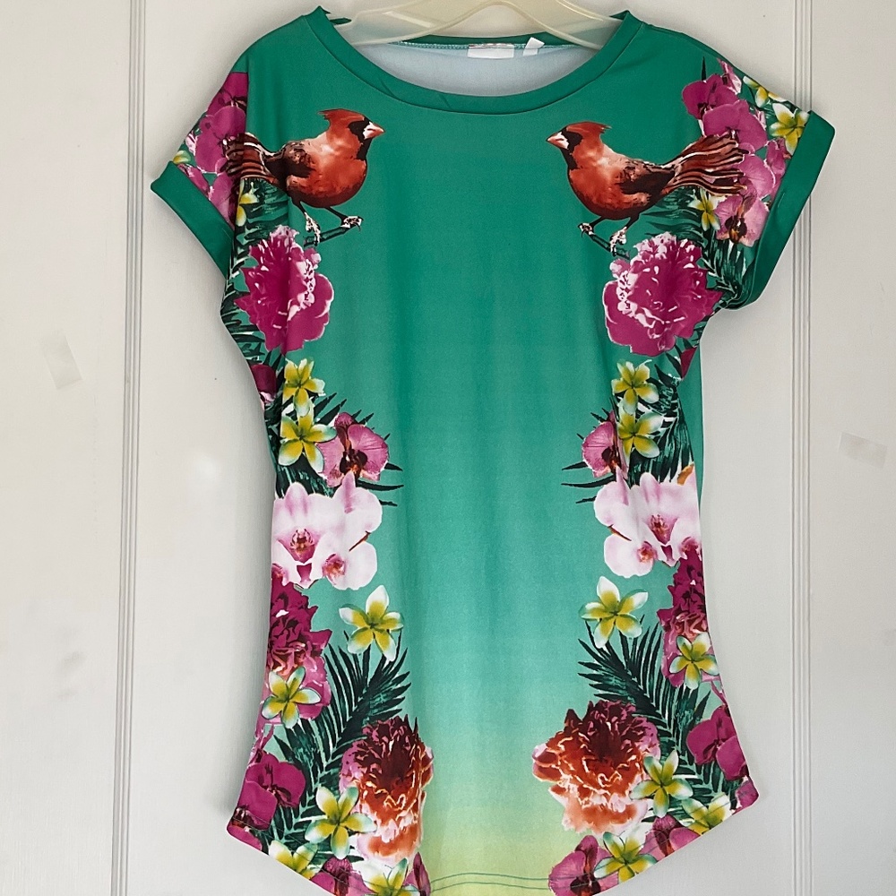 Short sleeve Birds and floral printed top. Sz S
